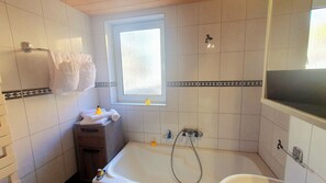 Hair dryer, towels, soap, shampoo - New - Stylish granny apartment with modern living comfort on 65 sqm (Oberschönau)