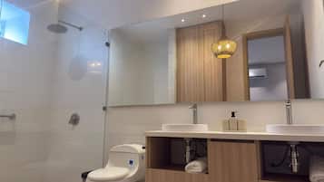 Departamento Deluxe, balcón, vista al mar | Baño | Toallas y papel de baño