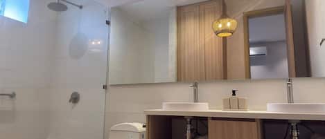 Deluxe Apartment, Balcony, Sea View | Bathroom
