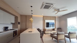 Deluxe-Apartment, Balkon, Meerblick | Wohnbereich