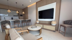 Deluxe-Apartment, Balkon, Meerblick | Wohnbereich