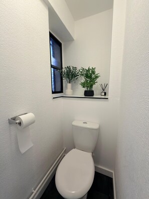 Hair dryer, towels, soap, toilet paper - Cosy & Spacious 2 bed apartment in Prime Central London -5mins walk to Oxford St (London)