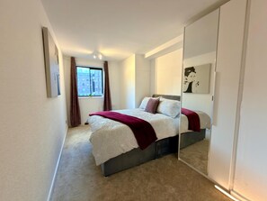 2 chambres, fer et planche à repasser, Wi-Fi, draps fournis
