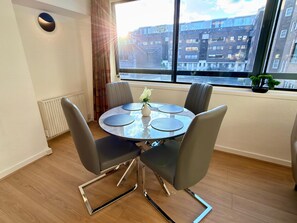Dining - Cosy & Spacious 2 bed apartment in Prime Central London -5mins walk to Oxford St (London)