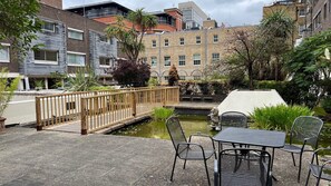 Outdoor dining - Cosy & Spacious 2 bed apartment in Prime Central London -5mins walk to Oxford St (London)
