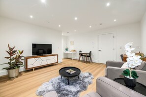 Smart TV - Brand-New Luxury Dunbar 4BR Home | Near UBC | Sleeps 10 | Ideal for Family (Vancouver)