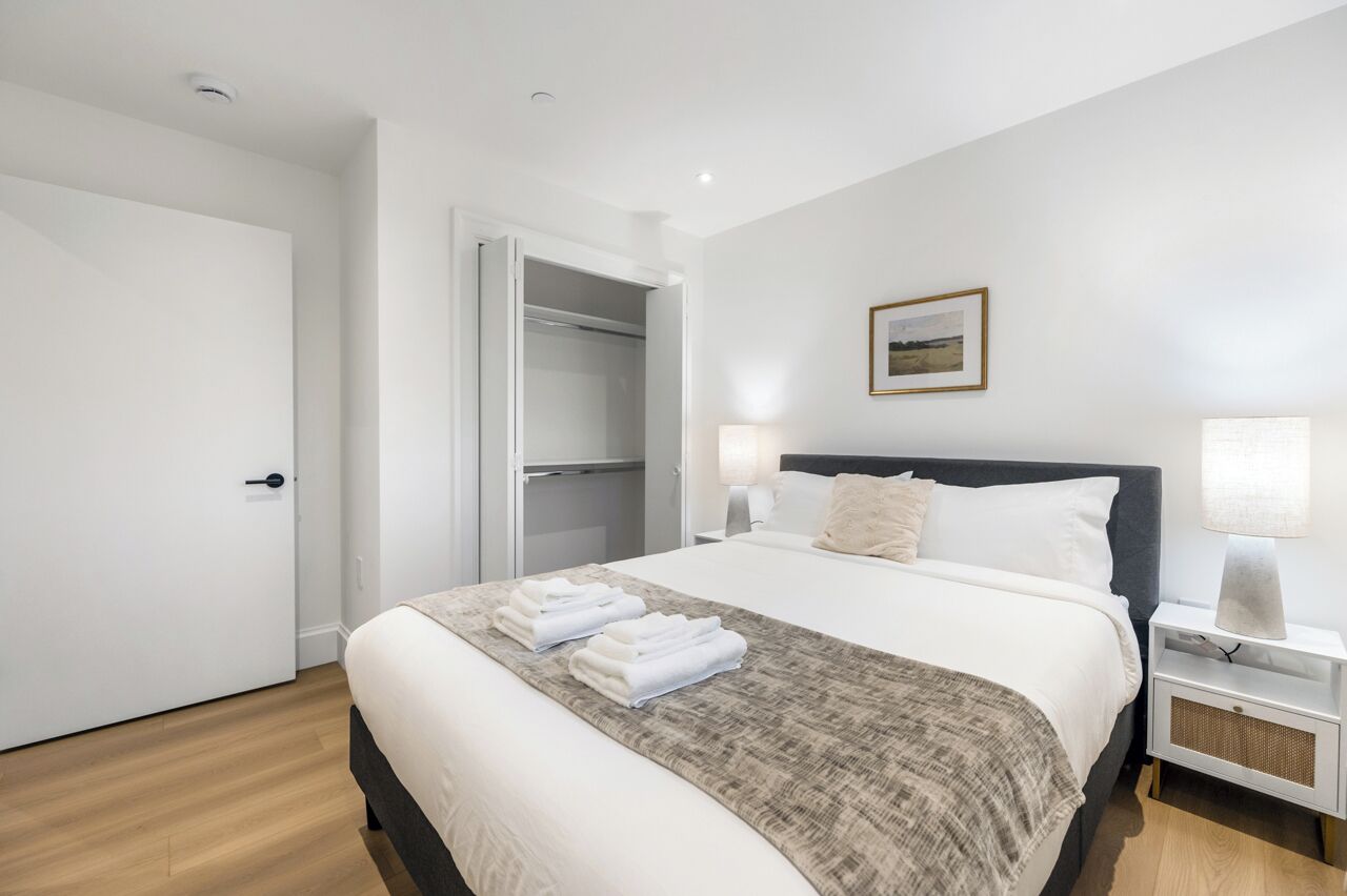 4 habitaciones, escritorio y tabla de planchar con plancha 