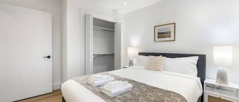 4 habitaciones, escritorio y tabla de planchar con plancha