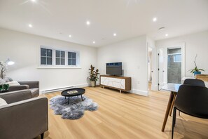 Smart TV - Brand-New Luxury Dunbar 4BR Home | Near UBC | Sleeps 10 | Ideal for Family (Vancouver)