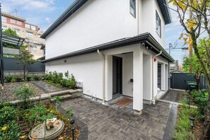 Exterior - Brand-New Luxury Dunbar 4BR Home | Near UBC | Sleeps 10 | Ideal for Family (Vancouver)