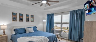 Spacious Lakefront Retreat |Fire Table, Screen Patio, Sunset Views |Near Legoland & Bok Tower Garden