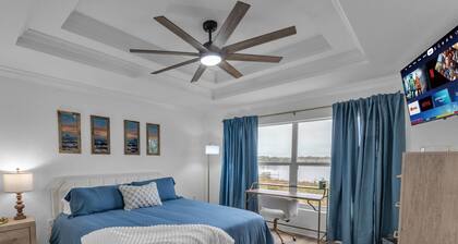 Spacious Lakefront Retreat |Fire Table, Screen Patio, Sunset Views |Near Legoland & Bok Tower Garden