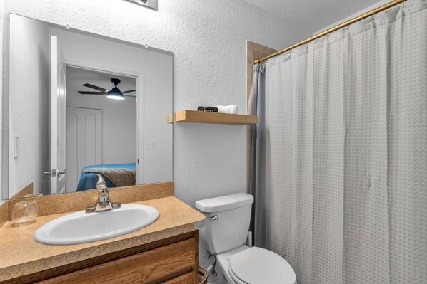 Second bedroom | Queen bed | En-suite bath with walk-in shower - Dinner Lake Home | Sunset Views | Extended Stay | 4BR, Sleeps 8, Near Legoland (Lake Wales)