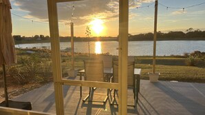 Outdoor dining - Dinner Lake Home | Sunset Views | Extended Stay | 4BR, Sleeps 8, Near Legoland (Lake Wales)