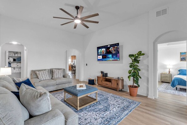 Relaxing living space designed for comfort and gathering - Dinner Lake Home | Sunset Views | Extended Stay | 4BR, Sleeps 8, Near Legoland (Lake Wales)
