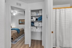4 bedrooms, desk, iron/ironing board, free WiFi - Lakefront Sunset Retreat | Screened Patio, Fire Table & Outdoor TV | Near Legoland & Bok Tower (Lake Wales)