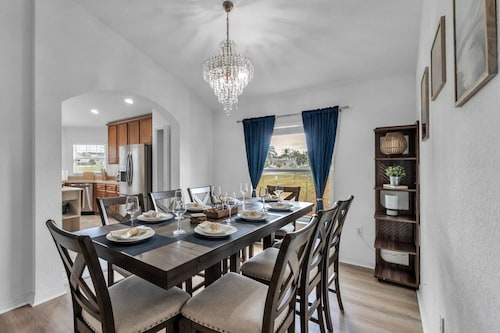 Lakefront Sunset Retreat | Screened Patio, Fire Table & Outdoor TV | Near Legoland & Bok Tower