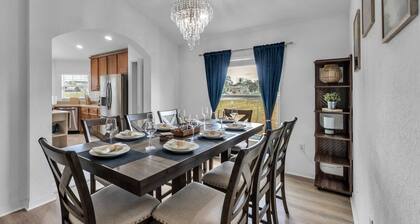 Lakefront Sunset Retreat | Screened Patio, Fire Table & Outdoor TV | Near Legoland & Bok Tower