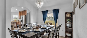 Lakefront Sunset Retreat | Screened Patio, Fire Table & Outdoor TV | Near Legoland & Bok Tower
