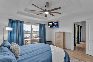 4 bedrooms, desk, iron/ironing board, free WiFi - Lakefront Sunset Retreat | Screened Patio, Fire Table & Outdoor TV | Near Legoland & Bok Tower (Lake Wales)