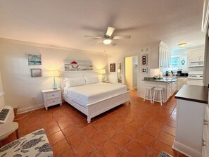 Iron/ironing board, WiFi, bed sheets - Perfect 1-bedroom condo with AC in Bradenton Beach (Bradenton Beach)