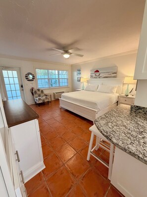 Iron/ironing board, WiFi, bed sheets - Perfect 1-bedroom condo with AC in Bradenton Beach (Bradenton Beach)