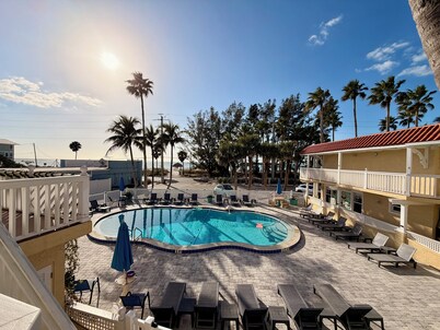 Perfect 1-bedroom condo with AC in Bradenton Beach