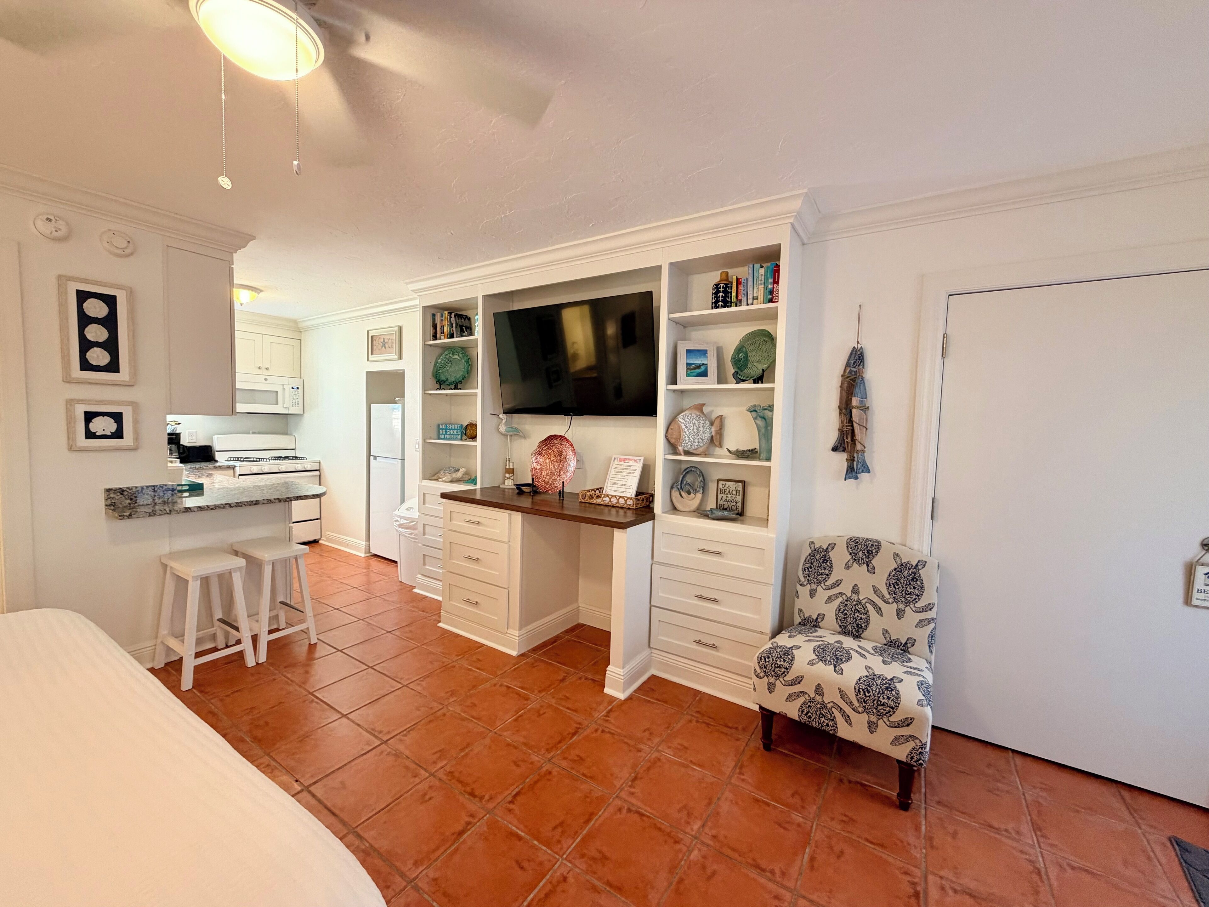 Iron/ironing board, WiFi, bed sheets