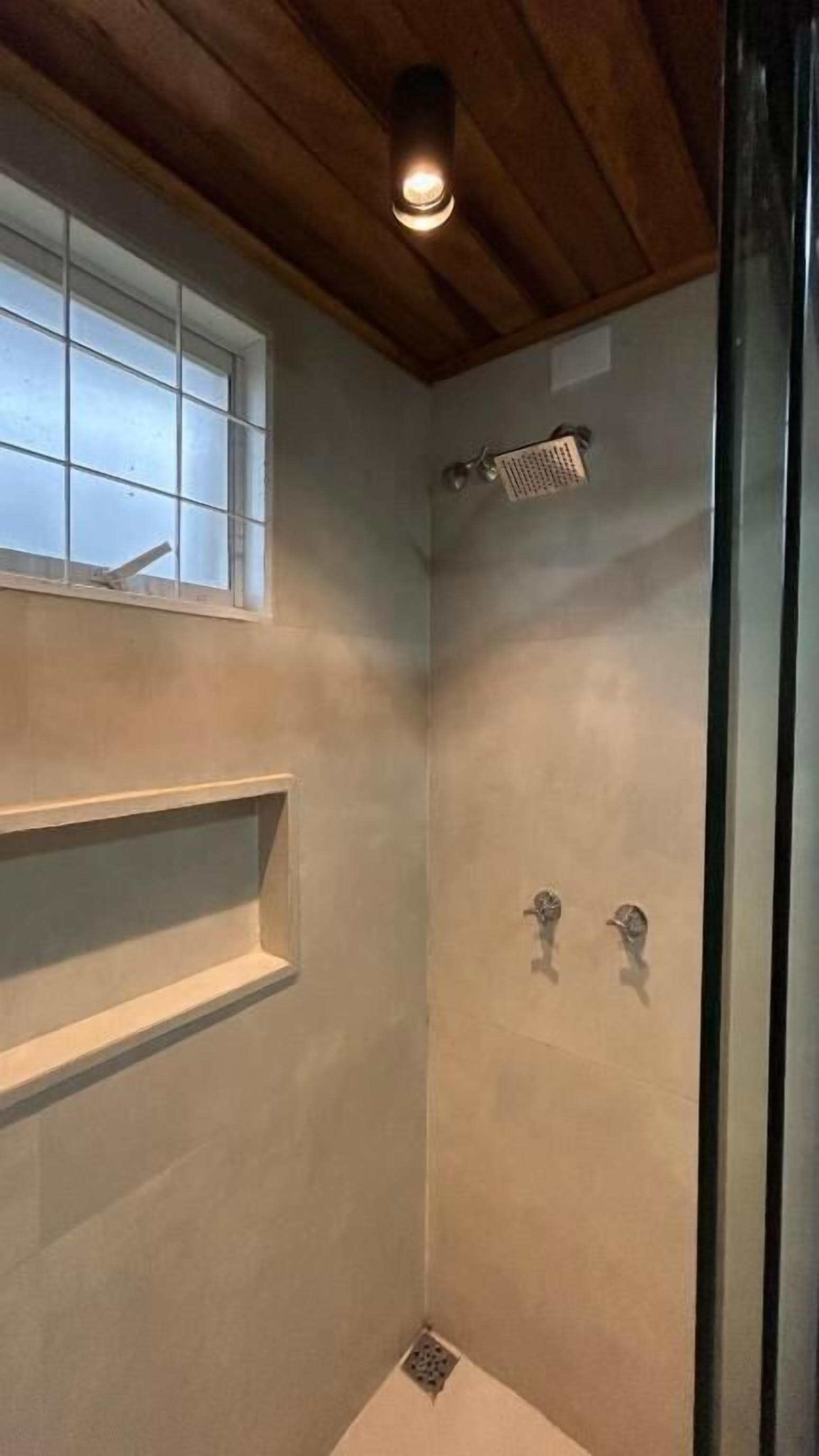 プレミアム ダブルルーム ガーデンビュー | バスルーム | シャワー、タオル、石鹸、トイレットペーパー