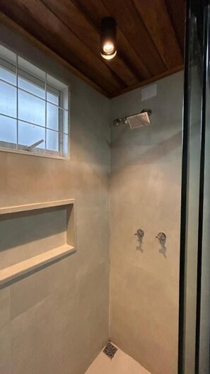 Habitació doble prèmium, vistes al jardí | Bany | Dutxa, tovalloles, sabó i paper higiènic 