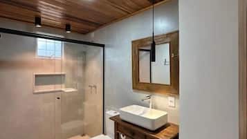 Habitació doble prèmium, vistes al jardí | Bany | Dutxa, tovalloles, sabó i paper higiènic