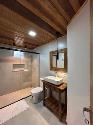 Habitació doble prèmium, vistes al jardí | Bany | Dutxa, tovalloles, sabó i paper higiènic 