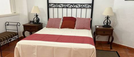 Tabla de planchar con plancha, wifi y ropa de cama