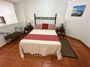 1 slaapkamer, een strijkplank/strijkijzer, wifi, beddengoed