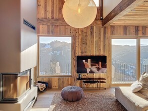 Televisión y chimenea 