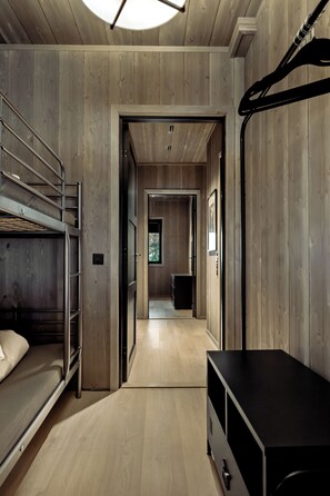 5 bedrooms, desk, free WiFi, bed sheets