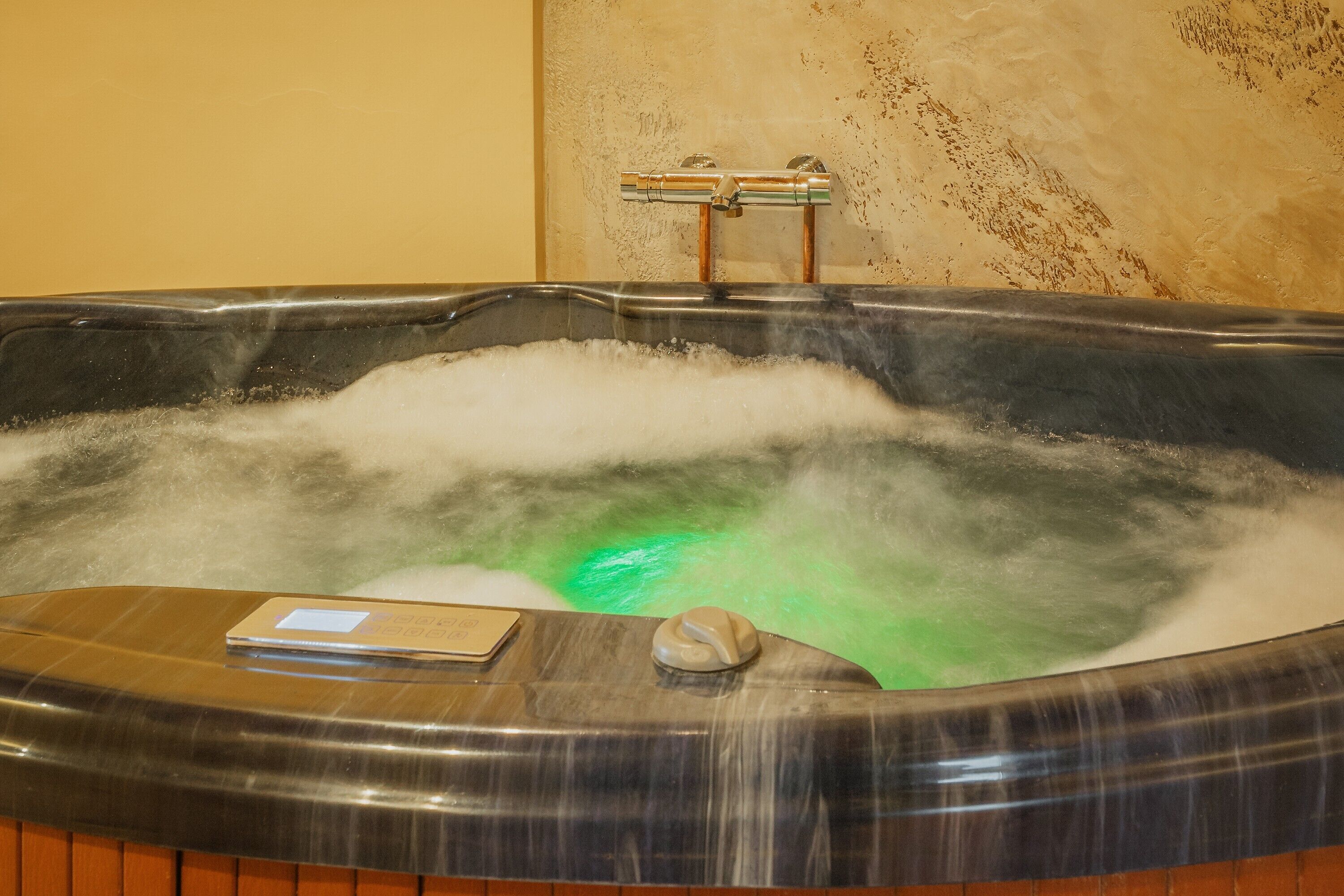 Bañera de hidromasaje cubierta