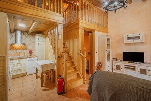 Tabla de planchar con plancha, wifi, ropa de cama