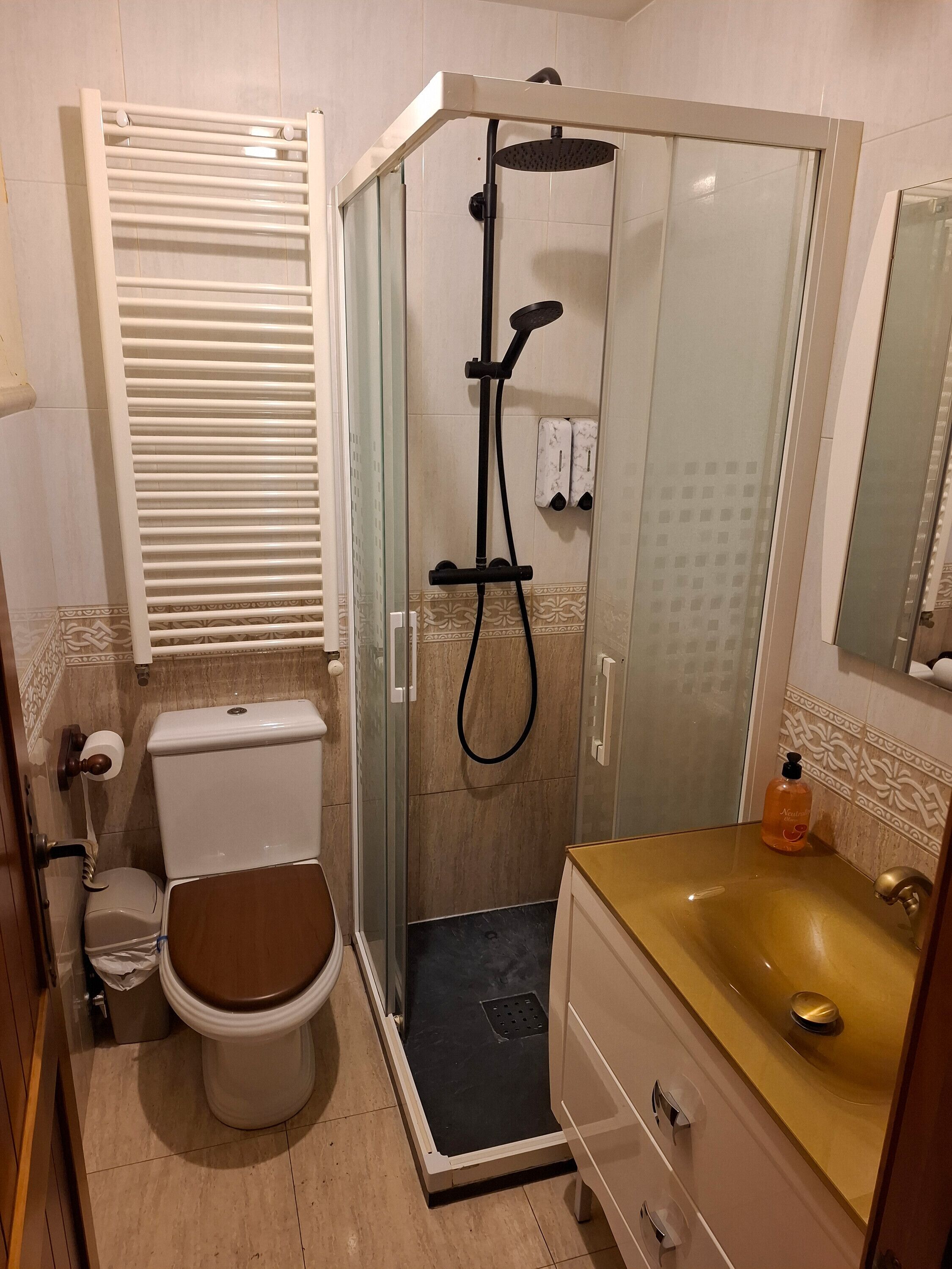 Een douche, een haardroger, handdoeken