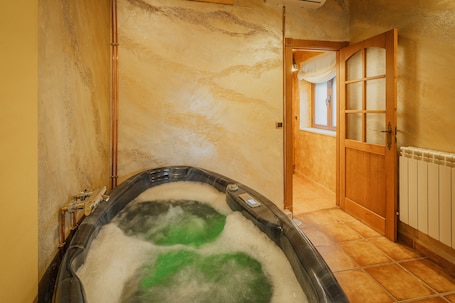 Spa. Holiday Home 'La Casa De La Unión' with Wi-Fi and Air Conditioning