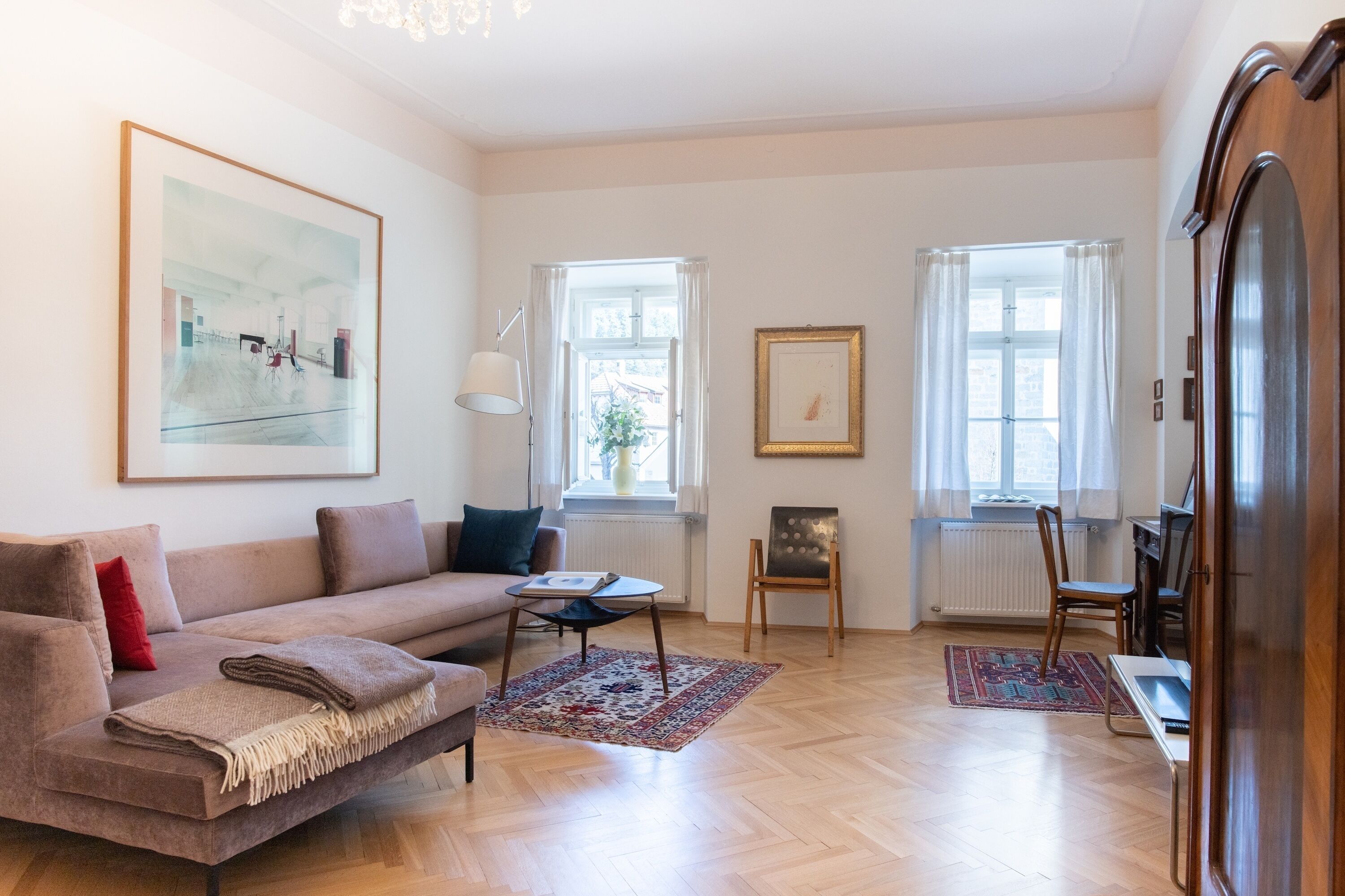 Smart-TV, Kamin, Bücher