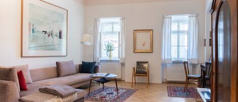 Smart-TV, Kamin, Bücher