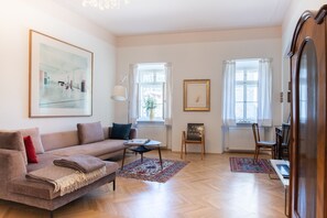 Smart TV, fireplace, books - Apartment in historic building with modern design, Kronplatz region / Dolomites (St. Lorenzen)