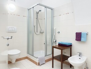 Shower, eco-friendly toiletries, hair dryer, bidet - Apartment in historic building with modern design, Kronplatz region / Dolomites (St. Lorenzen)