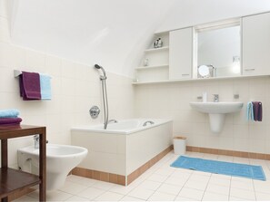 Douche, articles de toilette écologiques, sèche-cheveux, bidet