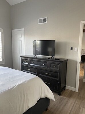 1 bedroom, iron/ironing board, WiFi, bed sheets - Scottsdale's Finest Cozy 1-bedroom 1-bath Condo (Scottsdale)
