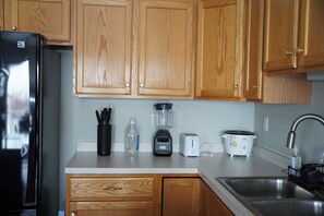 Fridge, microwave, oven, stovetop - Family & Work-Friendly, Backyard & Garage, Near Sanford & West Acres, Breakfast (Fargo)