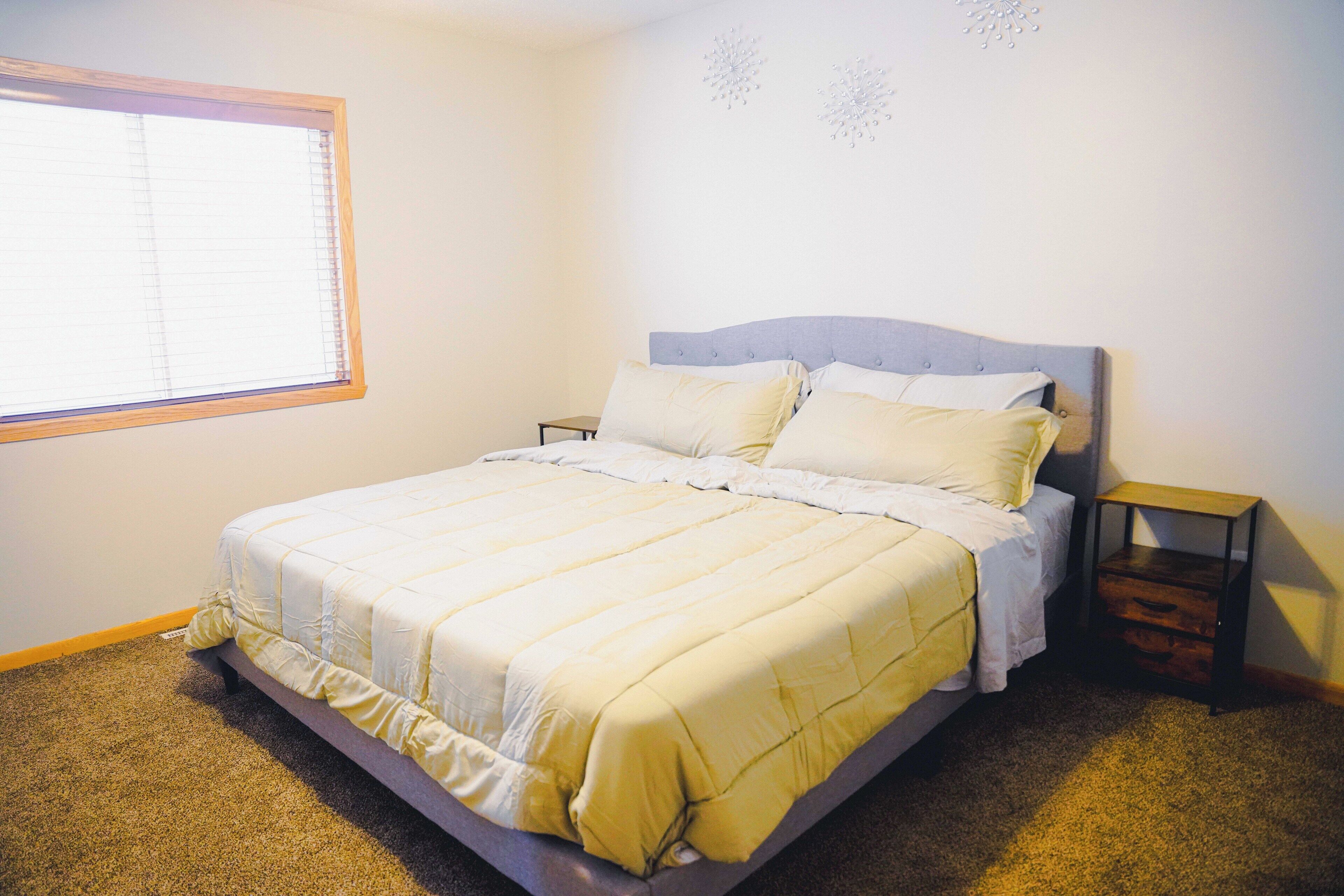 3 quartos, escrivaninha, ferros/tábuas de passar roupa