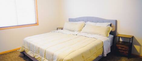 3 quartos, escrivaninha, ferros/tábuas de passar roupa