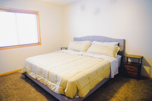 Family & Work-Friendly, Backyard & Garage, Near Sanford & West Acres, Breakfast